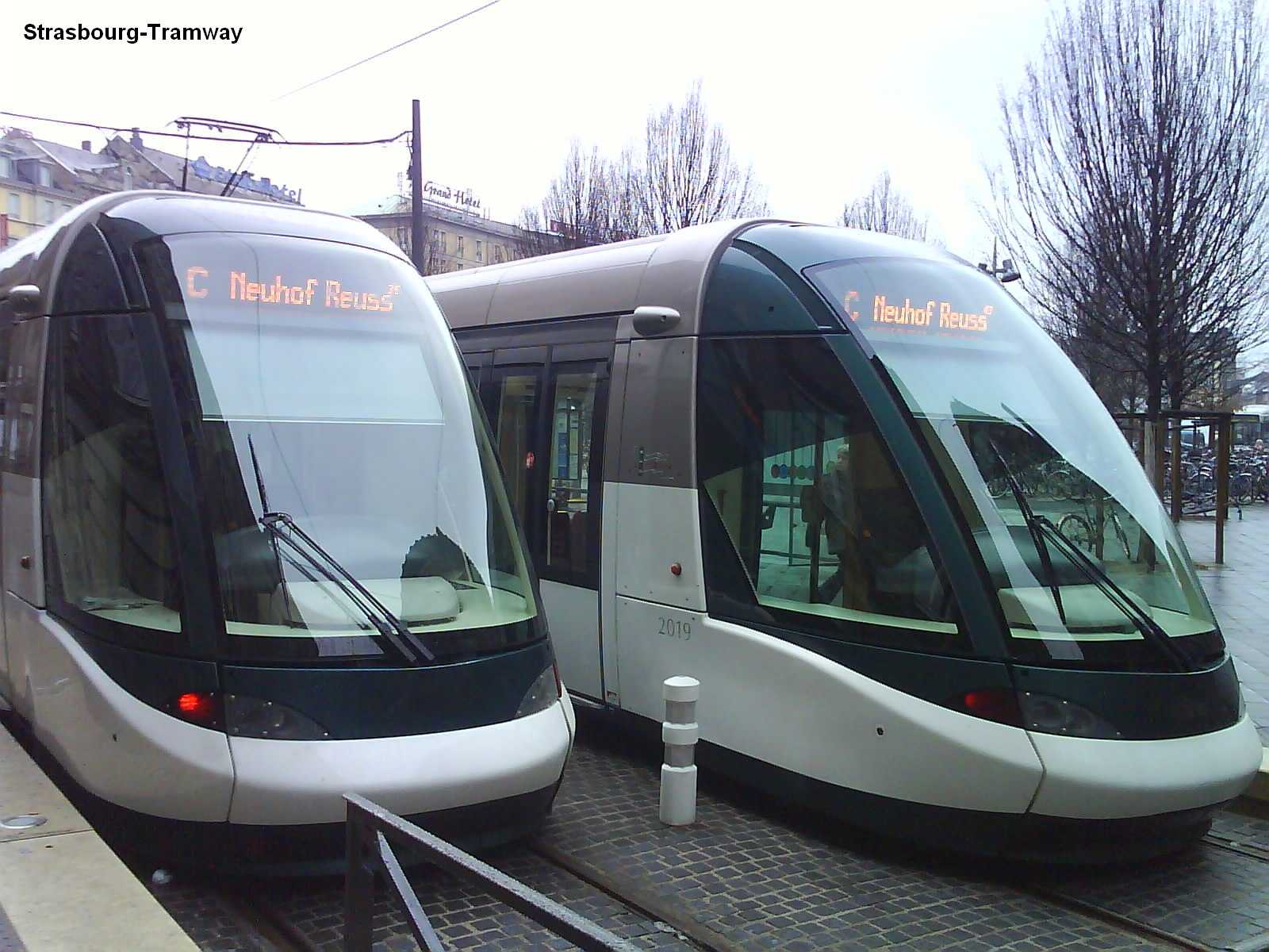 Deux Citadis � quai.